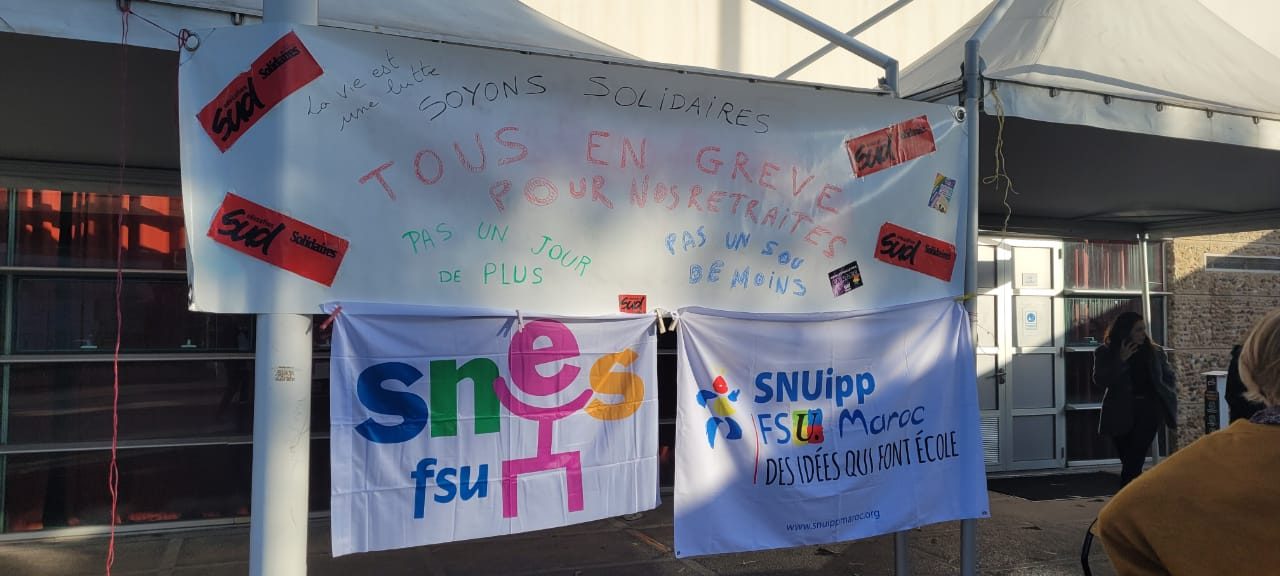 Banderoles du SNES-FSU et du SNUipp-FSU Maroc lors d'une journée de mobilisation